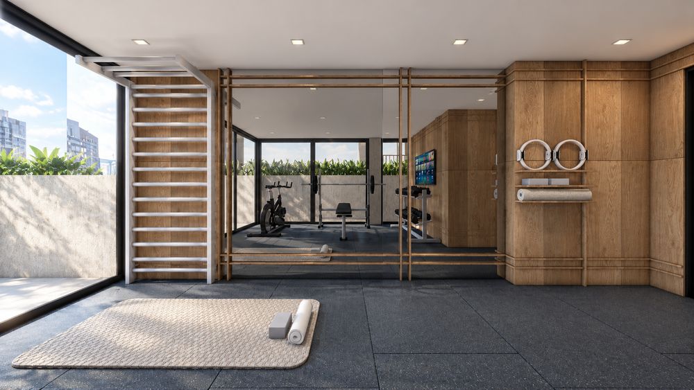 Gimnasio con espaldar de madera, espejo y ventanales hacia una terraza con plantas